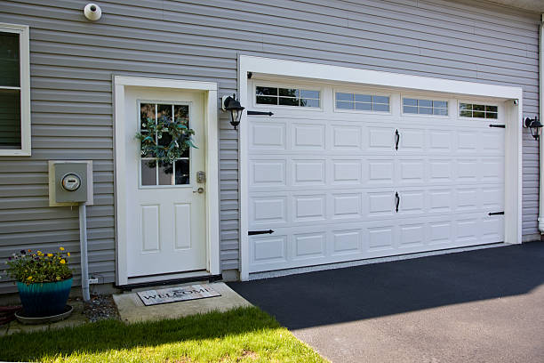 24/7 Emergency Garage Door Panel Replacement experts in Timberlane, IL